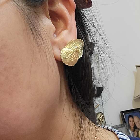 Leaf Motif Earrings in Solid 18K yellow Gold [clip-on and screw type lock] - Picture 13 of 17